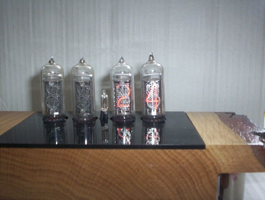 Zegar retro na lampach nixie w obudowie z korą