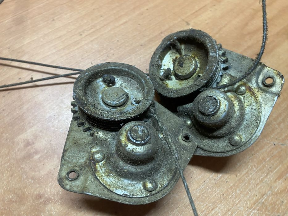 Склопідімачі задніх дверей Москвич 2140