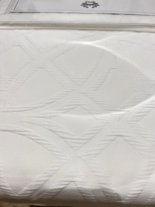 Colcha de exportação com duas almofadas iguais.