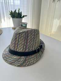 Papierowy kolorowy słomkowy kapelusz