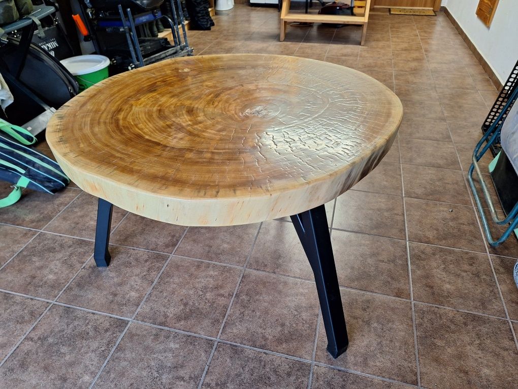 Stół drewniany z krążka pnia