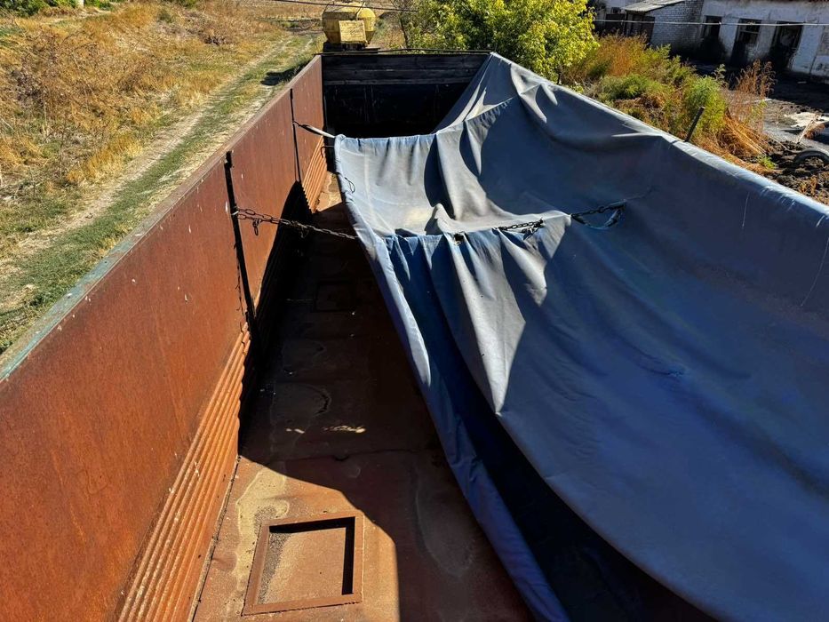 Камаз з напівпричепом на ходу