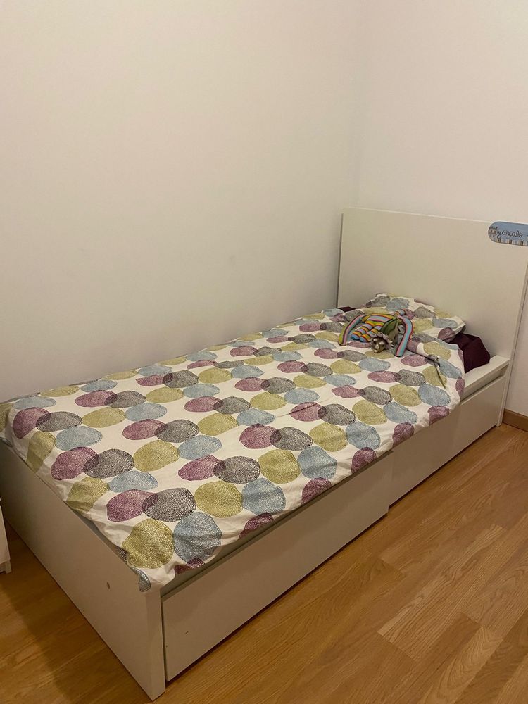 Cama individual com gavetoes
