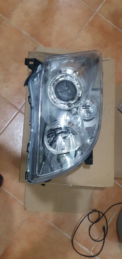Farol principal toyota avensis 2008