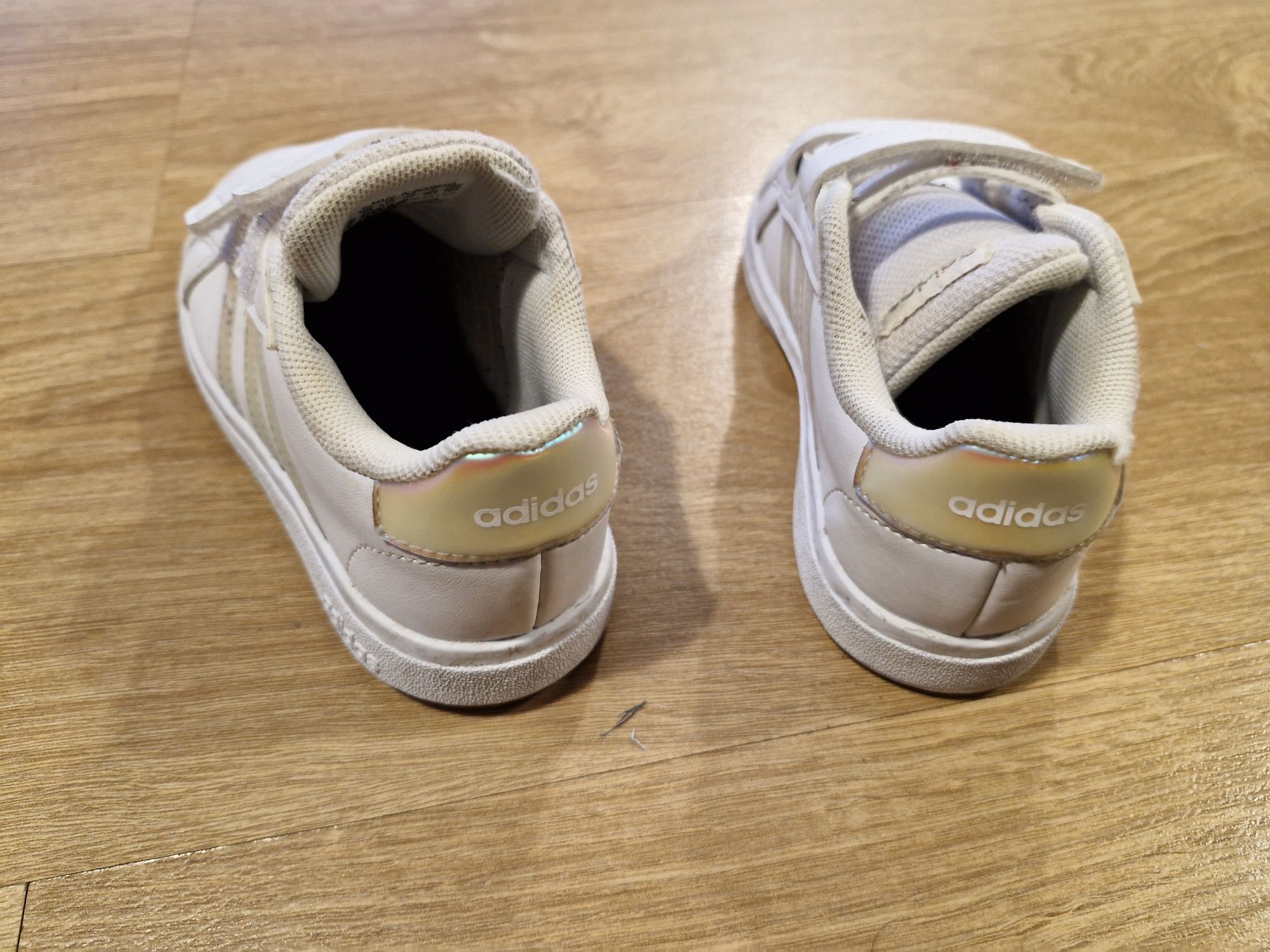 Ténis Adidas de menina 27