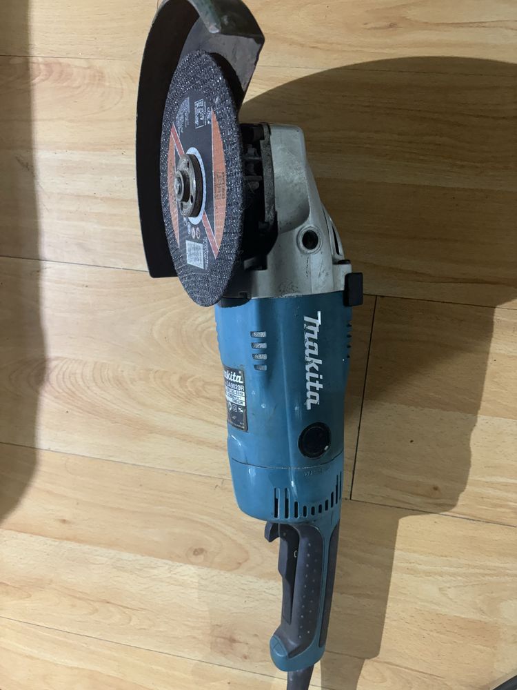 Szlifierka MAKITA GA9020R i zestaw nowych tarczy