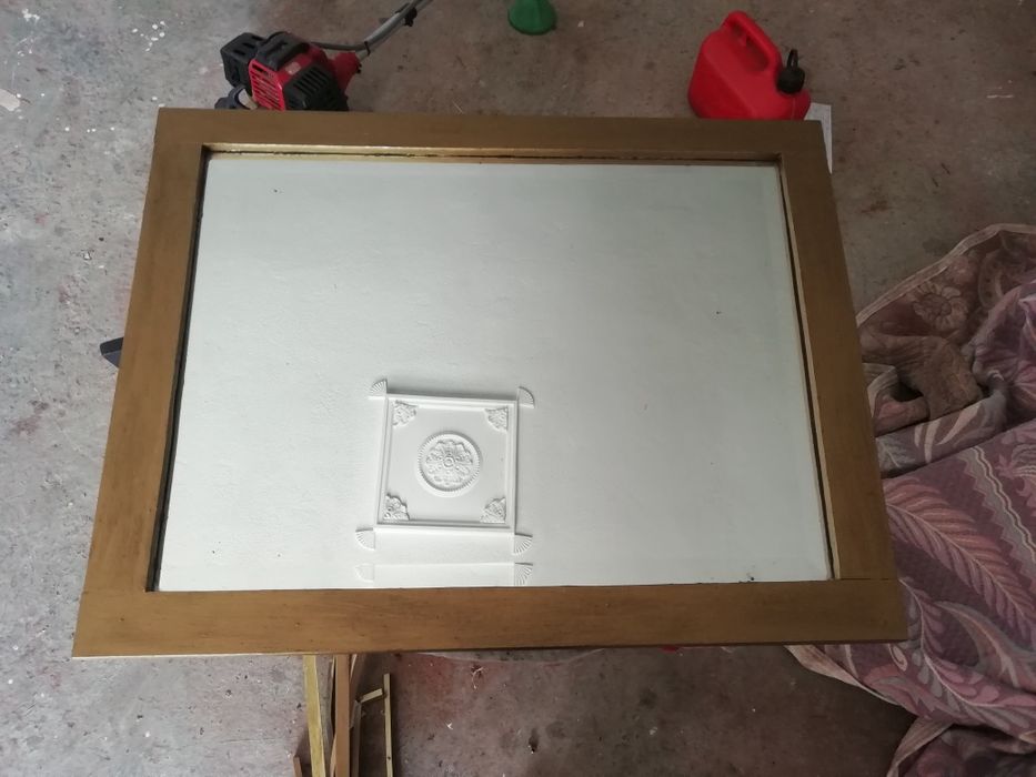 Espelho dourado usado