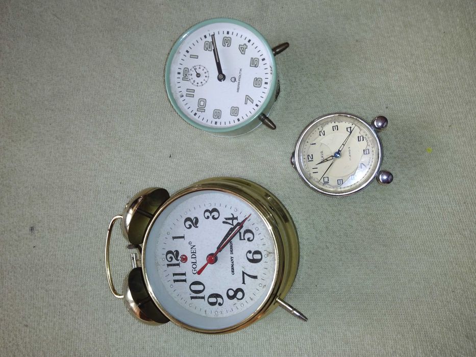 Stare trzy nakręcane trzy budziki