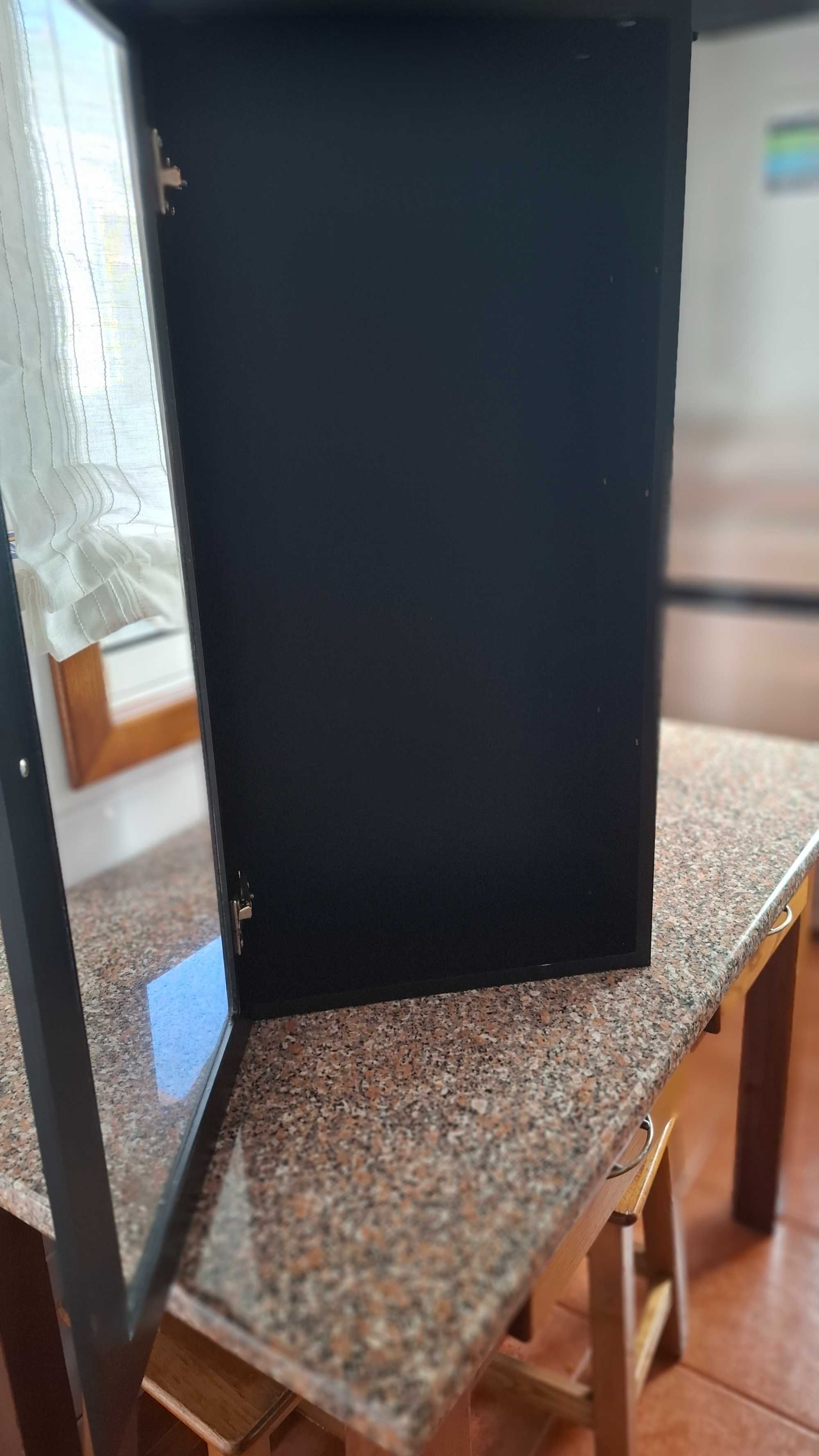 Vendo Móvel com 3 parteleiras em bom estado