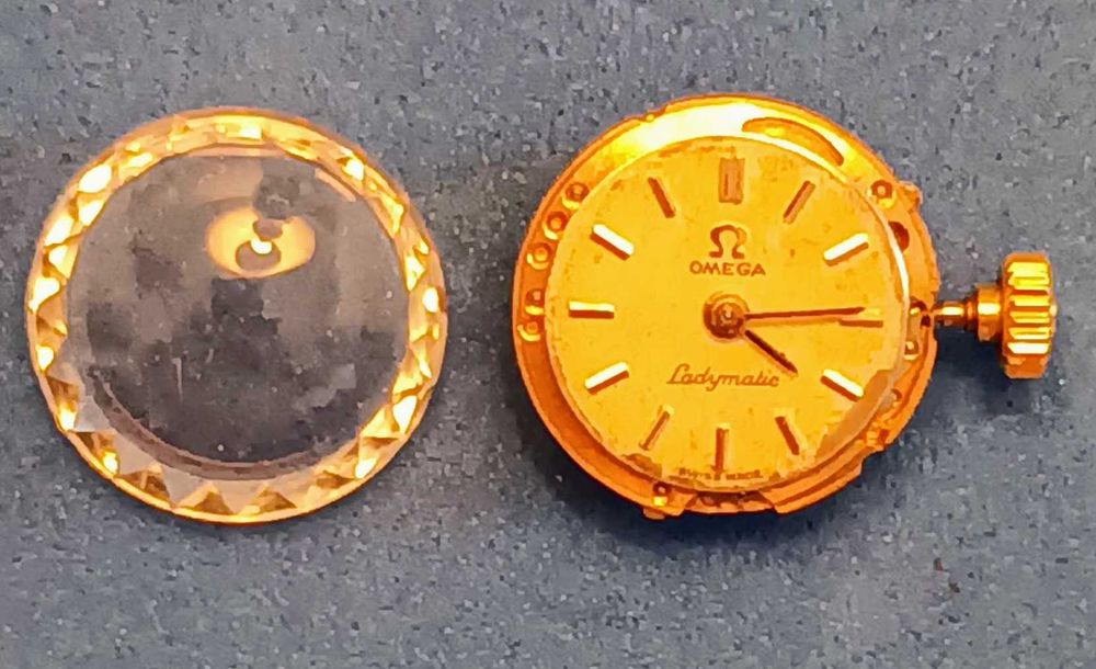 Movimento OMEGA Ladymatic a funcionar (Movimento, coroa, vidro safira)