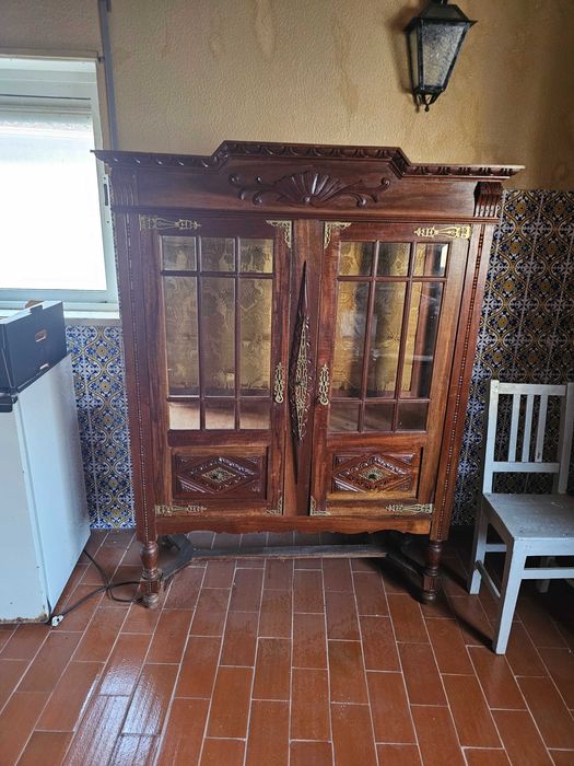 Cristaleira antiga em madeira maciça com fundo acolchoado