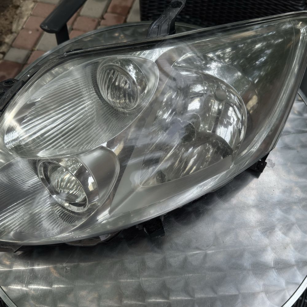 Передні фари Toyota Auris 2008 року