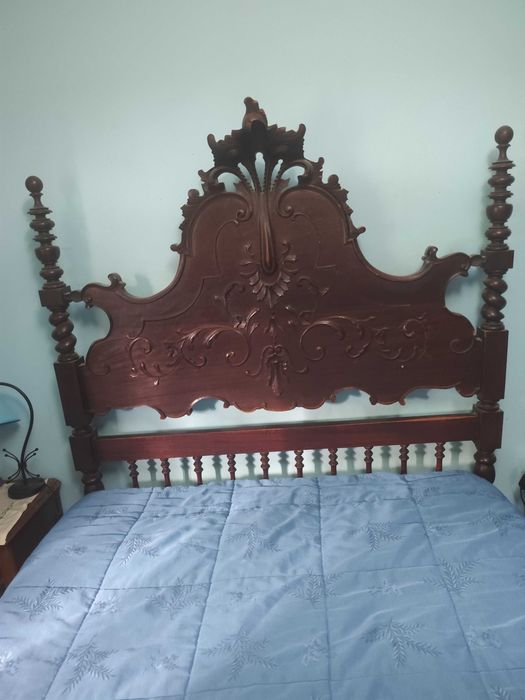 Cama casal e mesas de cabeceira