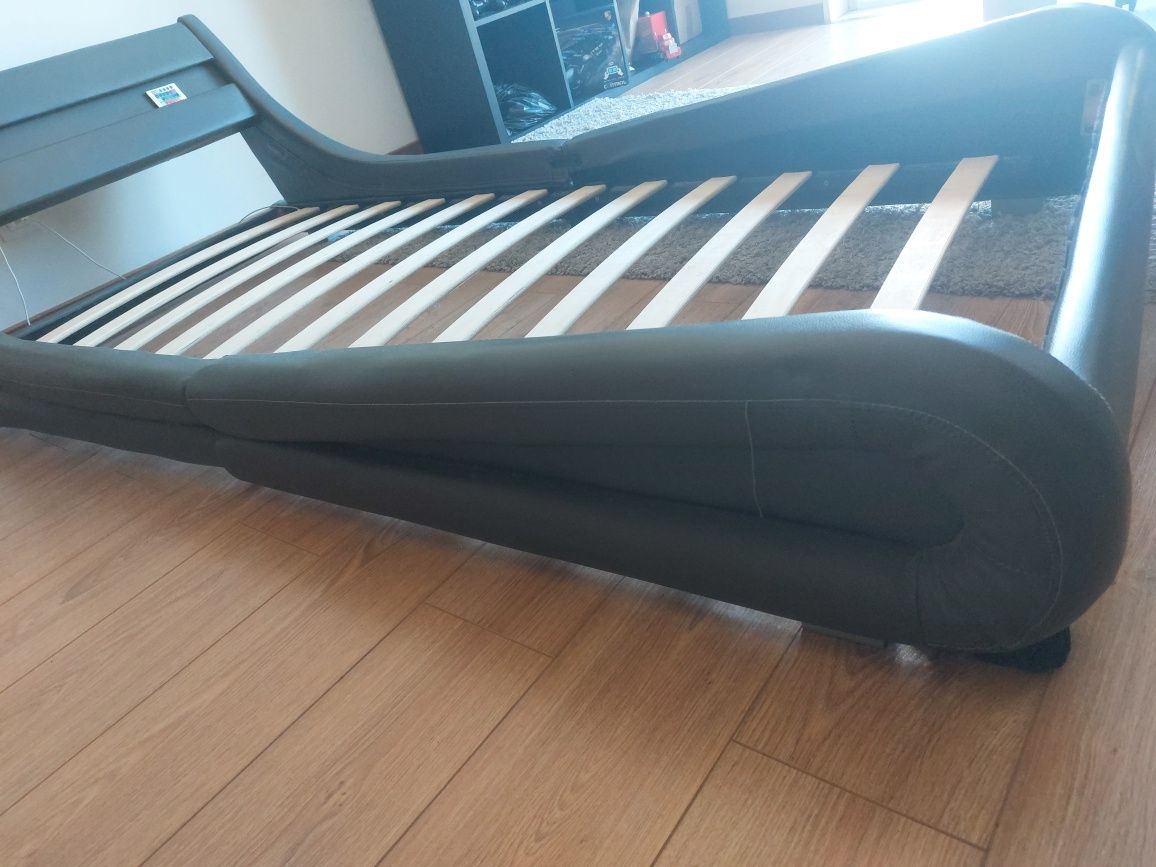 Cama de solteiro com luzes LED