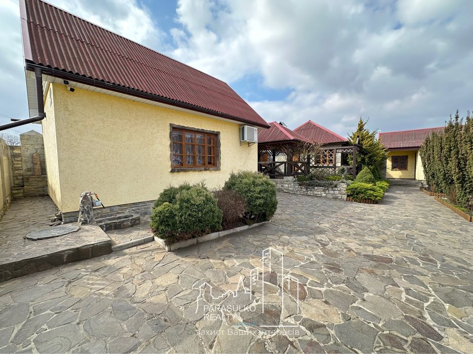 Продам дачні будинки біля річки