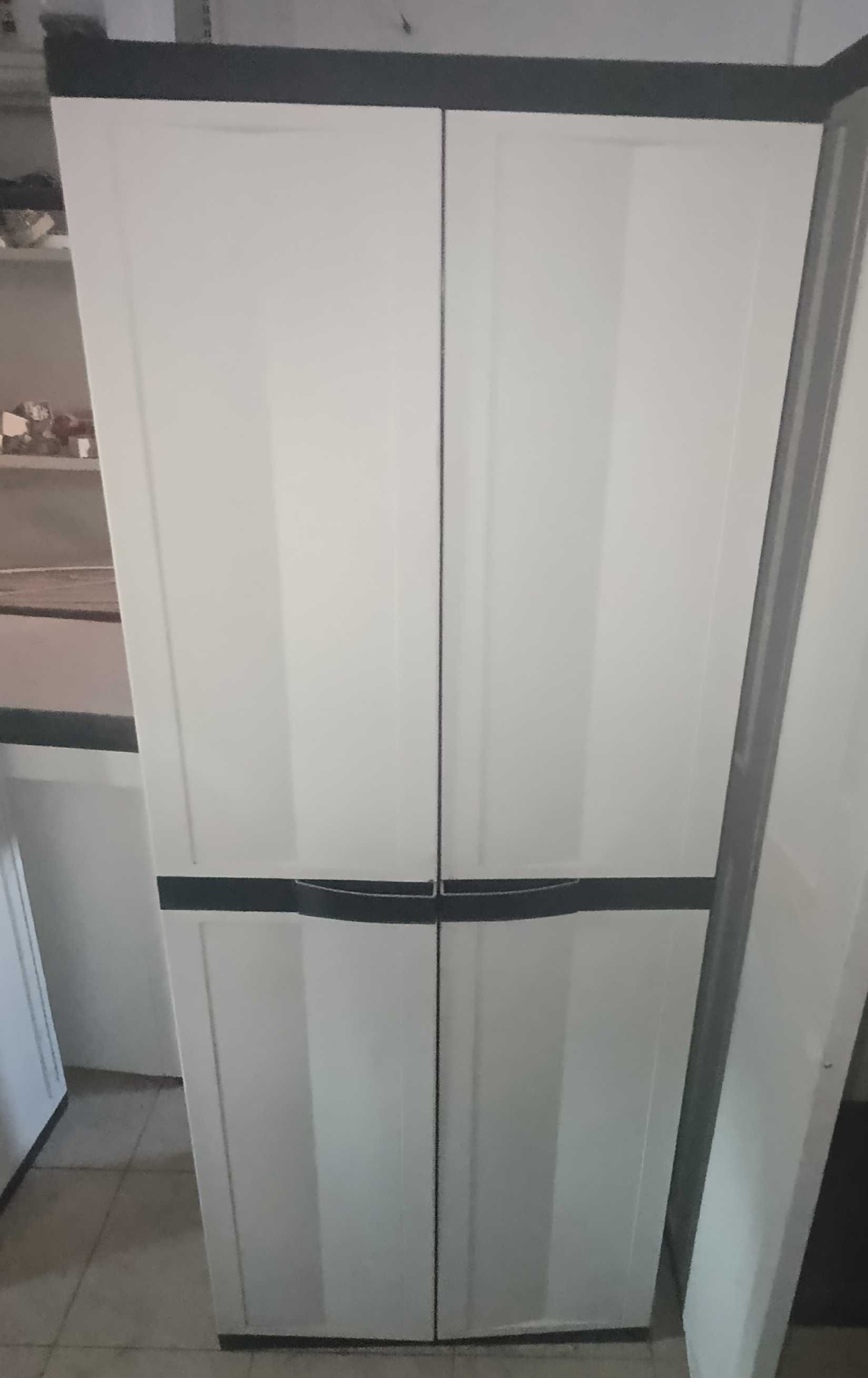 2 Cacifos de plástico para roupa e artigos de limpeza