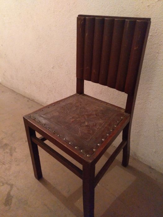 Cadeira Antiga em Madeira e Couro Lavrado