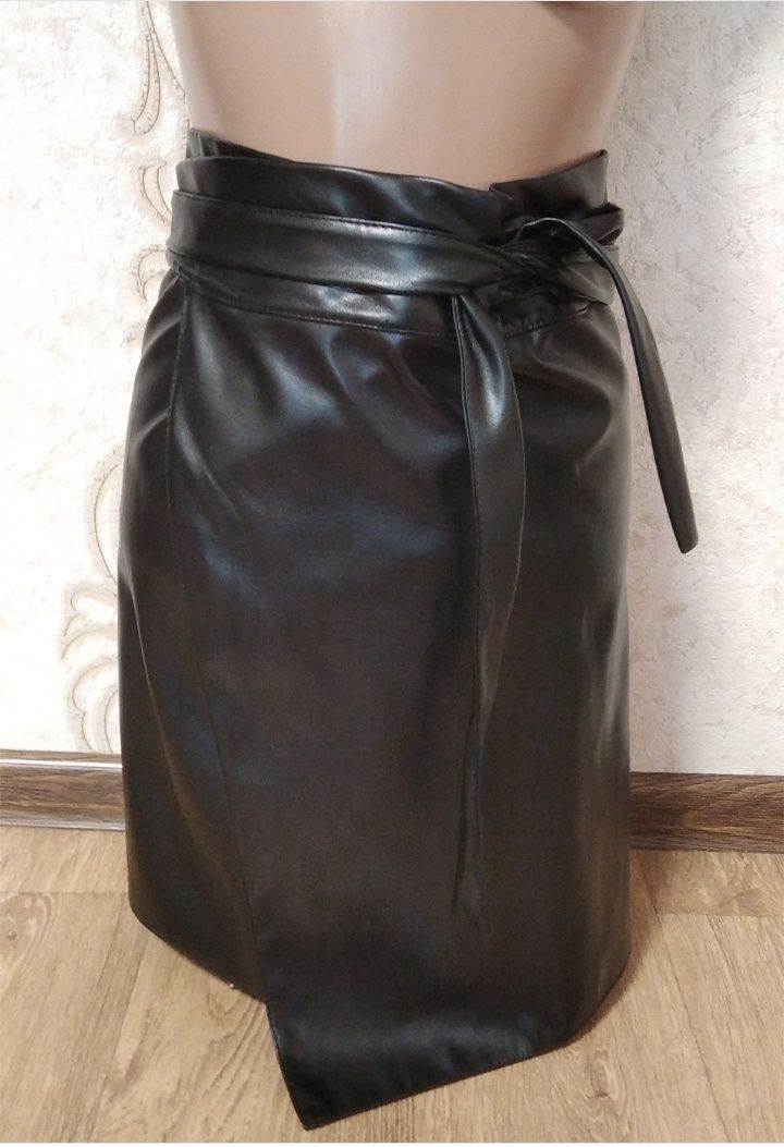 Красивая юбка из экокожи на запах с моделирующим поясом