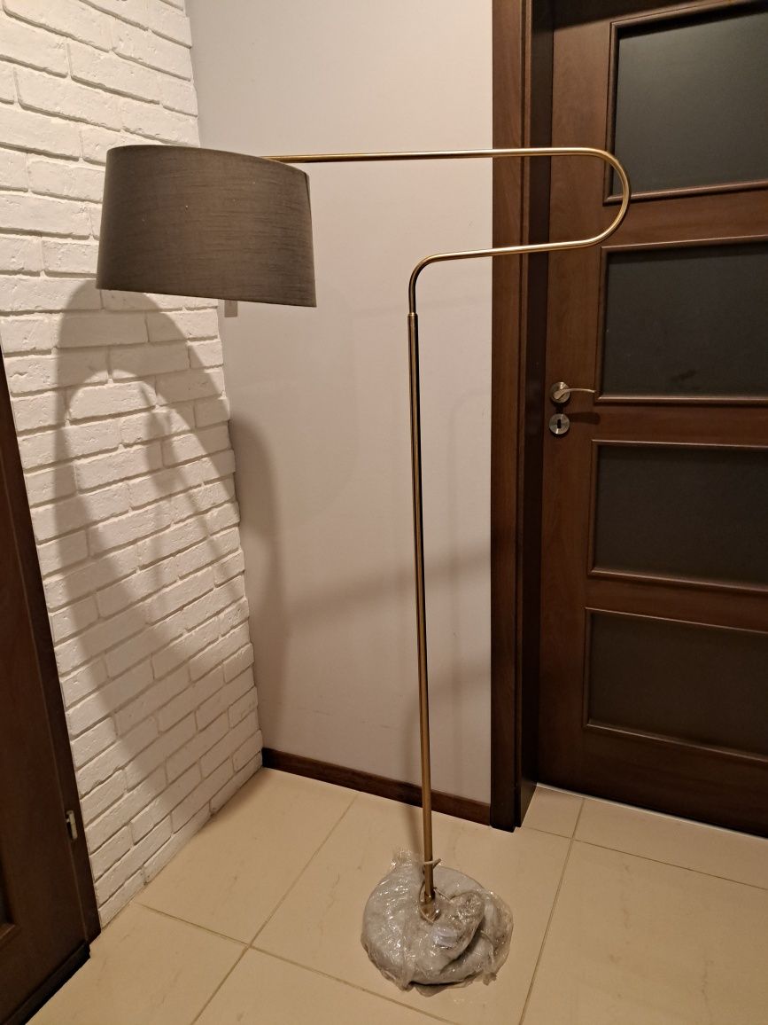 Lampa podlogowa.