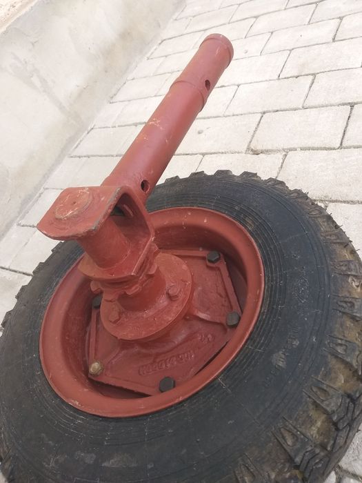 Опорні колеса 5.00.10, ціна за два, продаються парою.