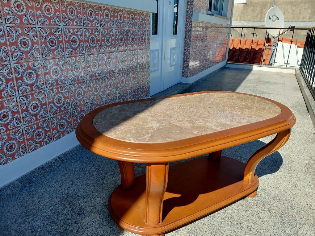 Mesa de centro em madeira e pedra