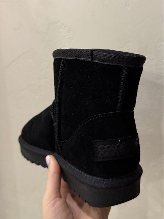 Ugg короткі чорного кольору
