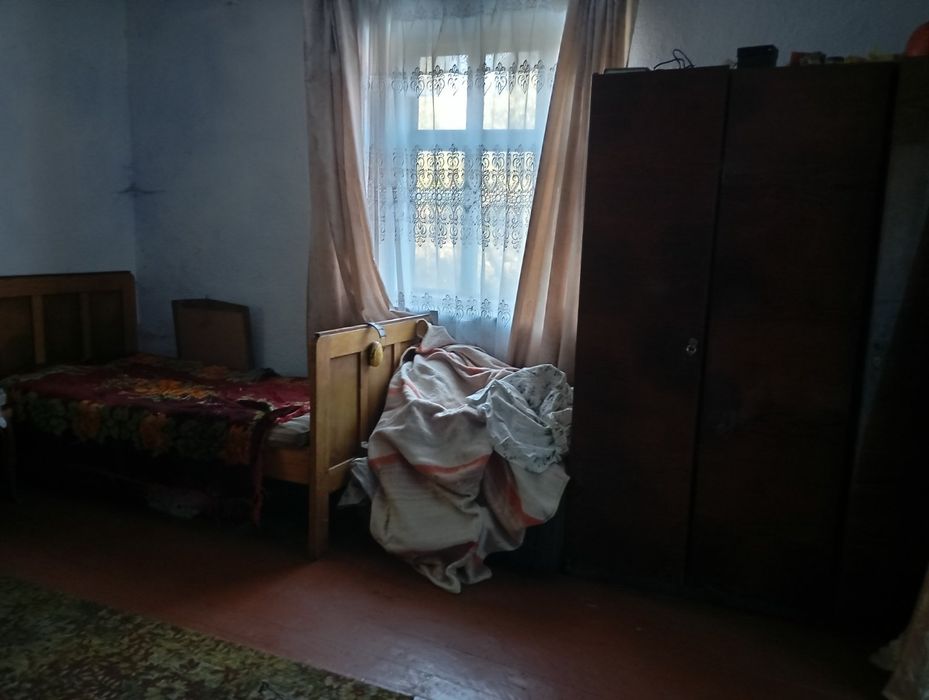 Продам участок з хатою