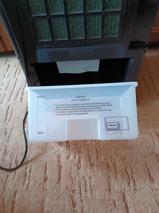 Przenośny grzejnik z funkcją kominka, klimatyzacji oraz jonizacji.