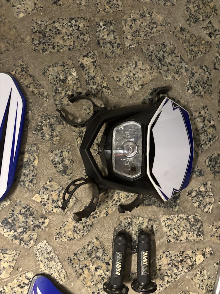 Vendo plasticos DTR 125 com autocolantes azuis