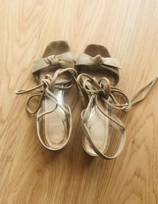 Sandalia de atar à perna bege