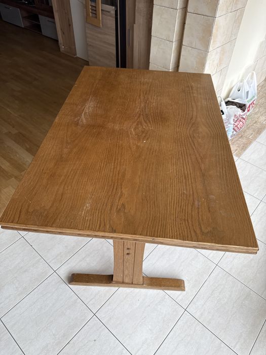 Розкладний деревянний стіл.