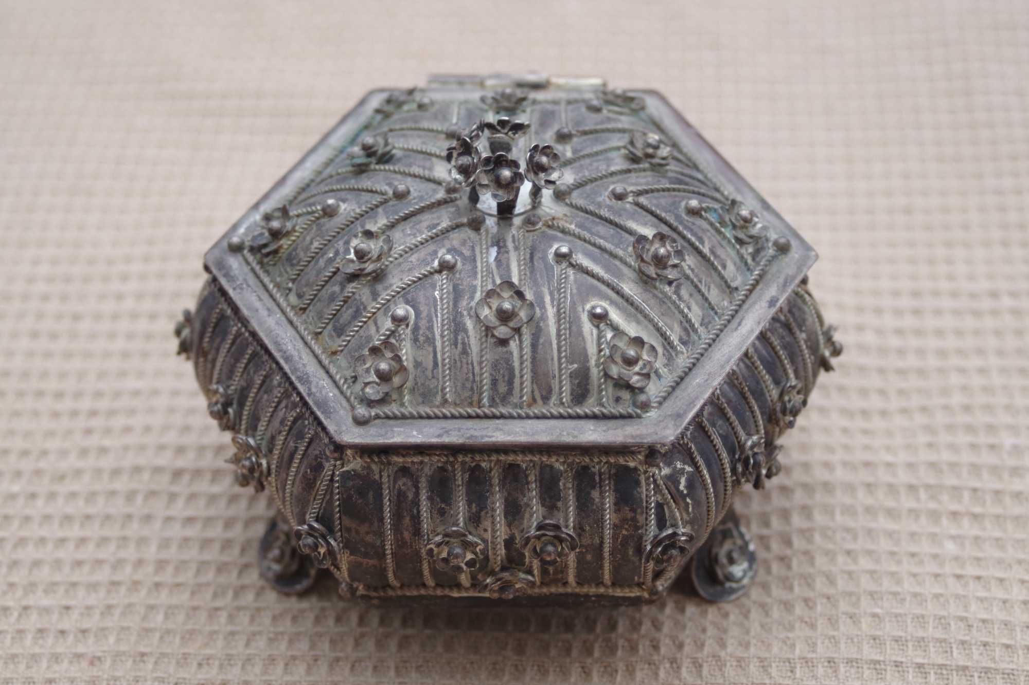 Puzderko szkatułka pudełko metalowe na biżuterię i drobiazgi