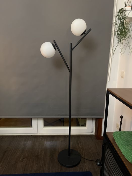 Candeeiro de pe em metal e vidro fosco em forma de esfera