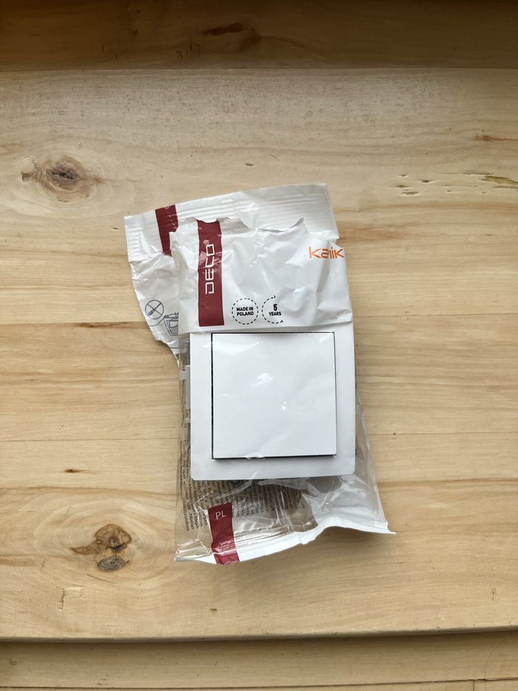Łącznik jednobigunowy Karlik deco bez ramki biały połysk