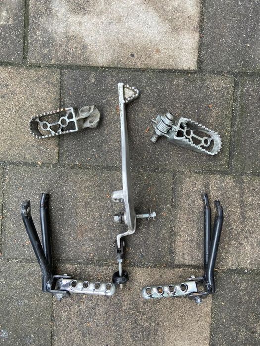 Derbi Senda 50 Rieju MRT set sety tył podnóżek podnóżki