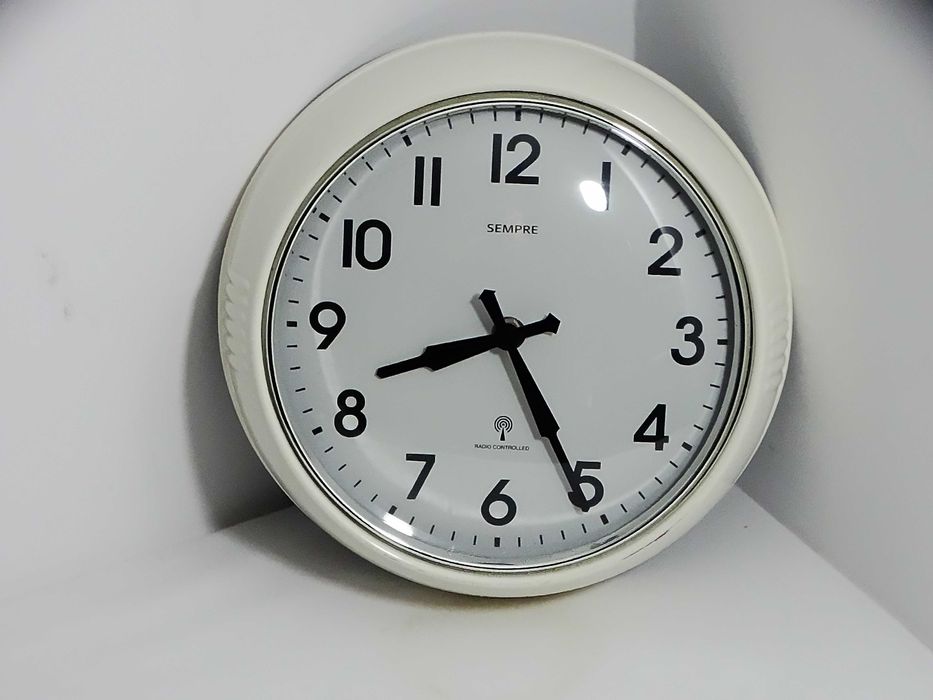 Zegar ścienny marki SEMPRE z funkcją synchronizacji radiowej