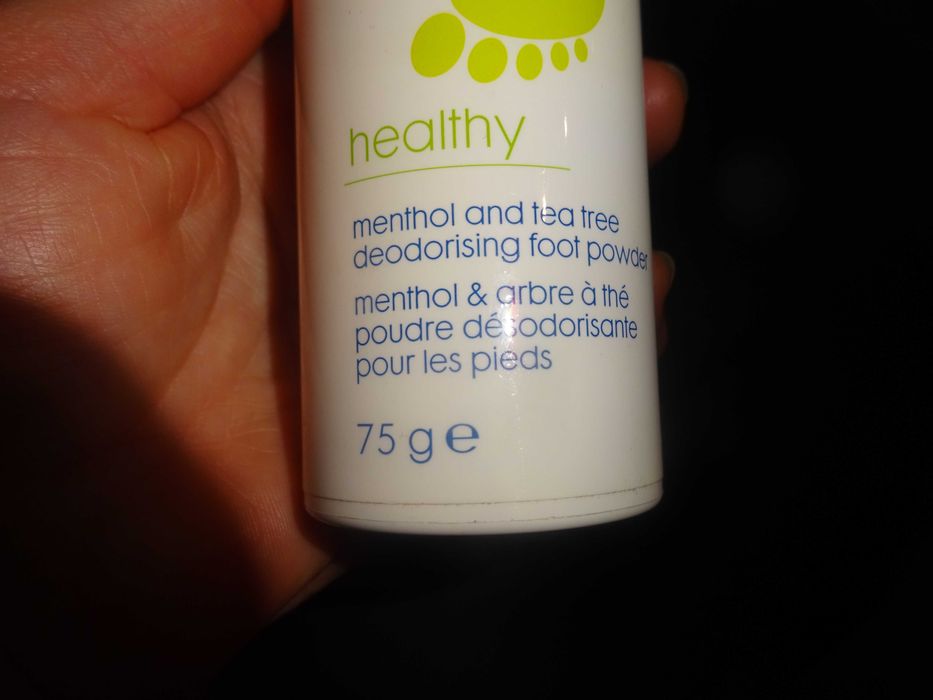 NOWY Odświeżający puder do stóp Mentol i Drzewo Herbaciane AVON