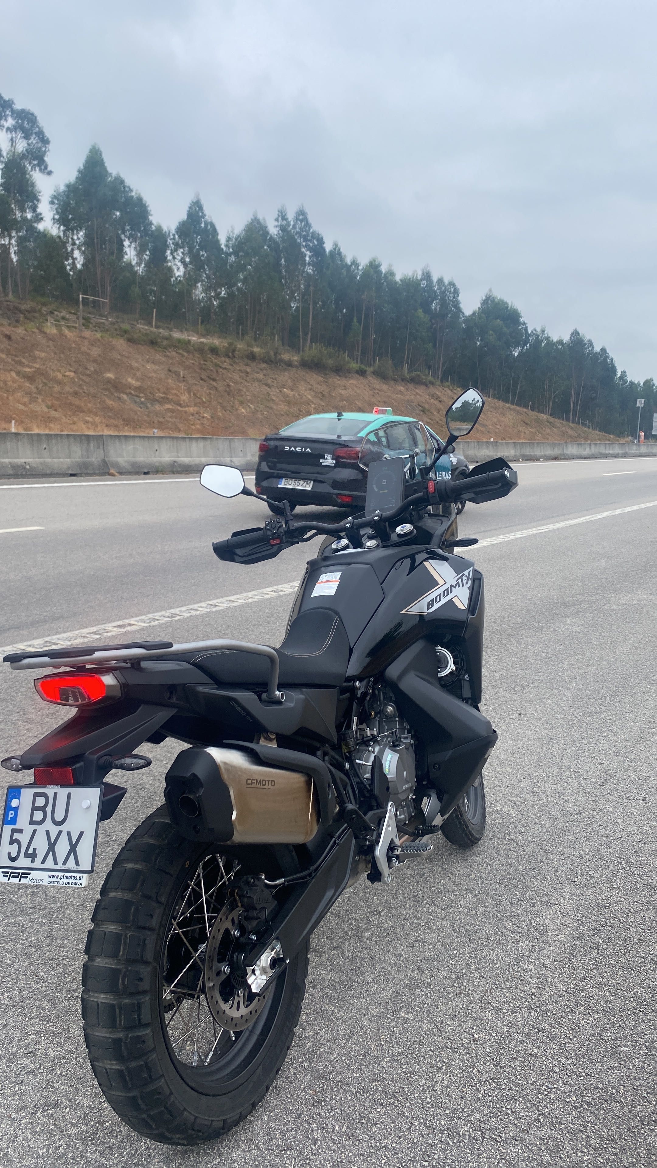 CF Moto 800 MT-X com malas laterais Givi e Top Case Givi