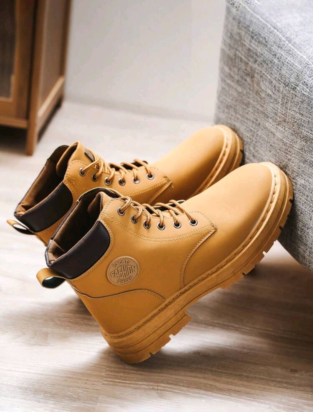 Botas Amarelas Grandes Clássicas Masculinas – Estilo e Conforto