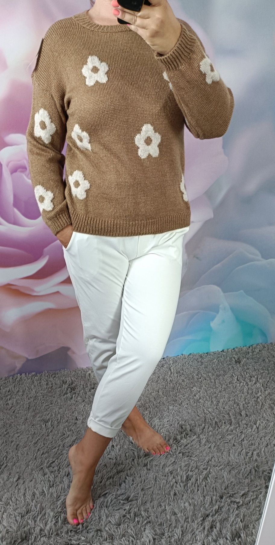 Sweter kwiat okrągły dekolt