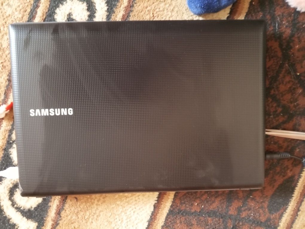 Ноутбук Samsung та зарядний пристрій