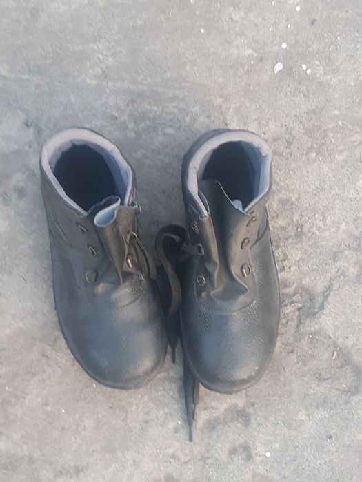 Продаються жiночi  ботинки для роботи