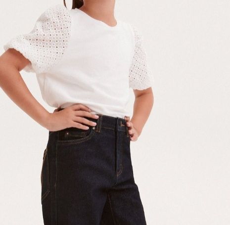 Biała odświętna bluzka z ozdobnymi rękawami Reserved