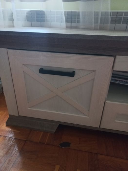 Комод, тумбочка меблі