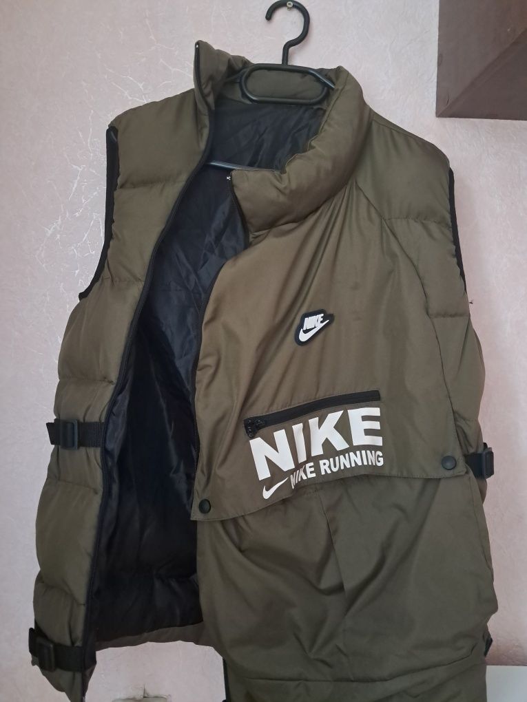 Спортивна безрукавка Nike
