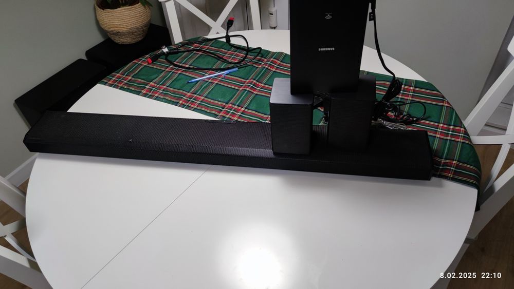 Soundbar Samsung Q800T wraz z dedykowanymi głośnikami przestrzennymi