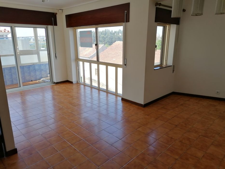 Vende-se Apartamento T 2, num primeiro andar, em Esgueira, Aveiro.