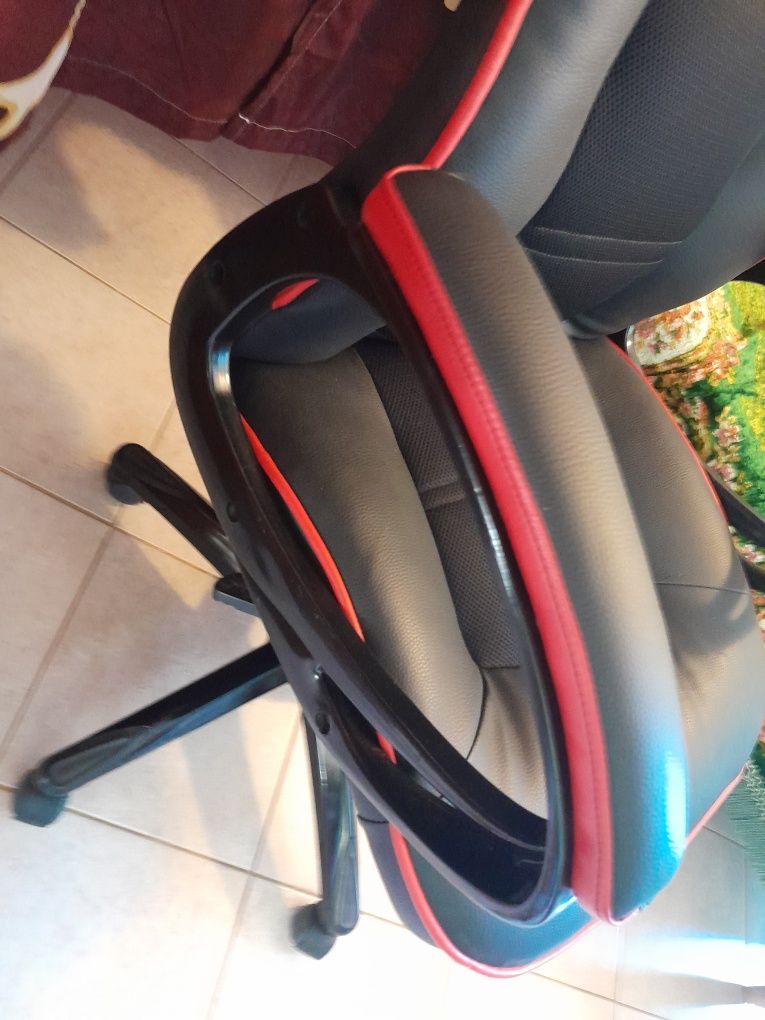 Vendo mesa com cadeira