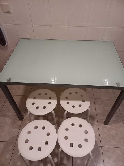 Mesa de vidro e 4 bancos