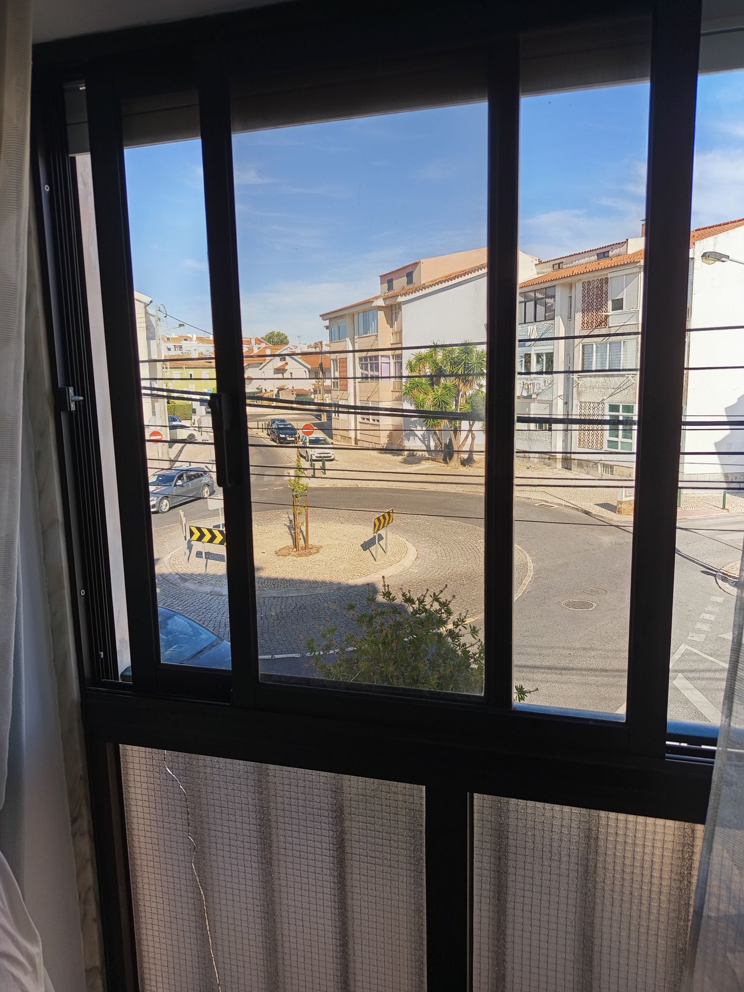 Janela de alumínio em castanho